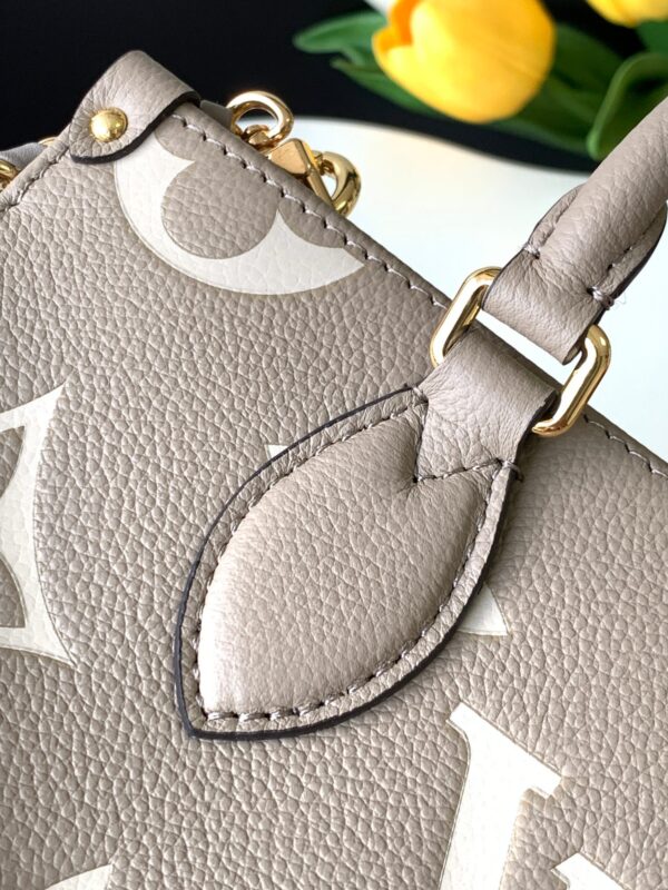 【动态变码芯片 顶级原单加强版】M23641灰色丝印/M23698白/M23640黑色本款 OnTheGo 小号手袋为 Monogram  皮革压印 Giant Monogram 图案，彰显柔美修长廓形。紧凑内部空间可有序收纳日常所需，铰接式顶部手柄和可拆卸皮革编织链条肩带实现多种背携选择。25.0 x 13.0 x 10.0 厘米 (长 x 高 x 宽)