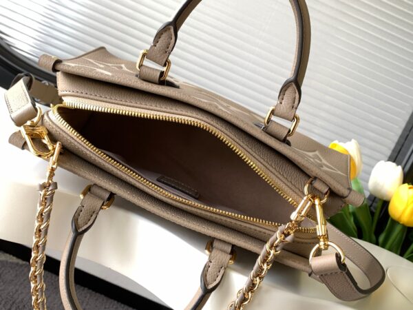 【动态变码芯片 顶级原单加强版】M23641灰色丝印/M23698白/M23640黑色本款 OnTheGo 小号手袋为 Monogram  皮革压印 Giant Monogram 图案，彰显柔美修长廓形。紧凑内部空间可有序收纳日常所需，铰接式顶部手柄和可拆卸皮革编织链条肩带实现多种背携选择。25.0 x 13.0 x 10.0 厘米 (长 x 高 x 宽)