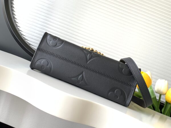 a1718774920718_0602.jpg 【动态变码芯片 顶级原单加强版】M23641灰色丝印/M23698白/M23640黑色本款 OnTheGo 小号手袋为 Monogram 皮革压印 Giant Monogram 图案,彰显柔美修长廓形。紧凑内部空间可有序收纳日常所需,铰接式顶部手柄和可拆卸皮革编织链条肩带实现多种背携选择。25.0 x 13.0 x 10.0 厘米 (长 x 高 x 宽)