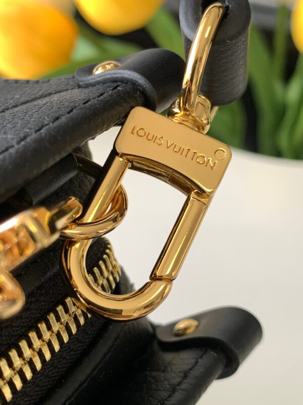 a1718774921011_7431.jpg 【动态变码芯片 顶级原单加强版】M23641灰色丝印/M23698白/M23640黑色本款 OnTheGo 小号手袋为 Monogram 皮革压印 Giant Monogram 图案,彰显柔美修长廓形。紧凑内部空间可有序收纳日常所需,铰接式顶部手柄和可拆卸皮革编织链条肩带实现多种背携选择。25.0 x 13.0 x 10.0 厘米 (长 x 高 x 宽)