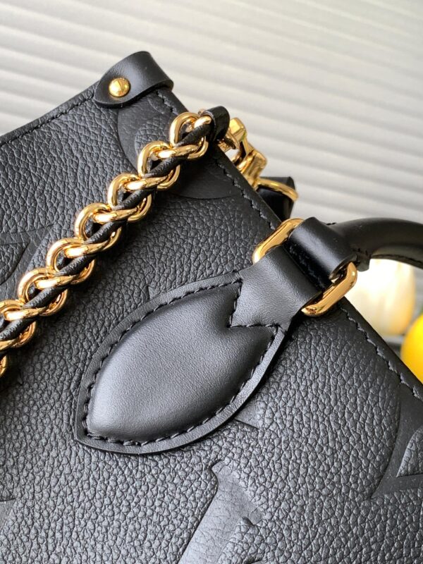 a1718774921057_5174.jpg 【动态变码芯片 顶级原单加强版】M23641灰色丝印/M23698白/M23640黑色本款 OnTheGo 小号手袋为 Monogram 皮革压印 Giant Monogram 图案,彰显柔美修长廓形。紧凑内部空间可有序收纳日常所需,铰接式顶部手柄和可拆卸皮革编织链条肩带实现多种背携选择。25.0 x 13.0 x 10.0 厘米 (长 x 高 x 宽)