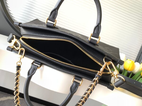 a1718774922054_8866.jpg 【动态变码芯片 顶级原单加强版】M23641灰色丝印/M23698白/M23640黑色本款 OnTheGo 小号手袋为 Monogram 皮革压印 Giant Monogram 图案,彰显柔美修长廓形。紧凑内部空间可有序收纳日常所需,铰接式顶部手柄和可拆卸皮革编织链条肩带实现多种背携选择。25.0 x 13.0 x 10.0 厘米 (长 x 高 x 宽)