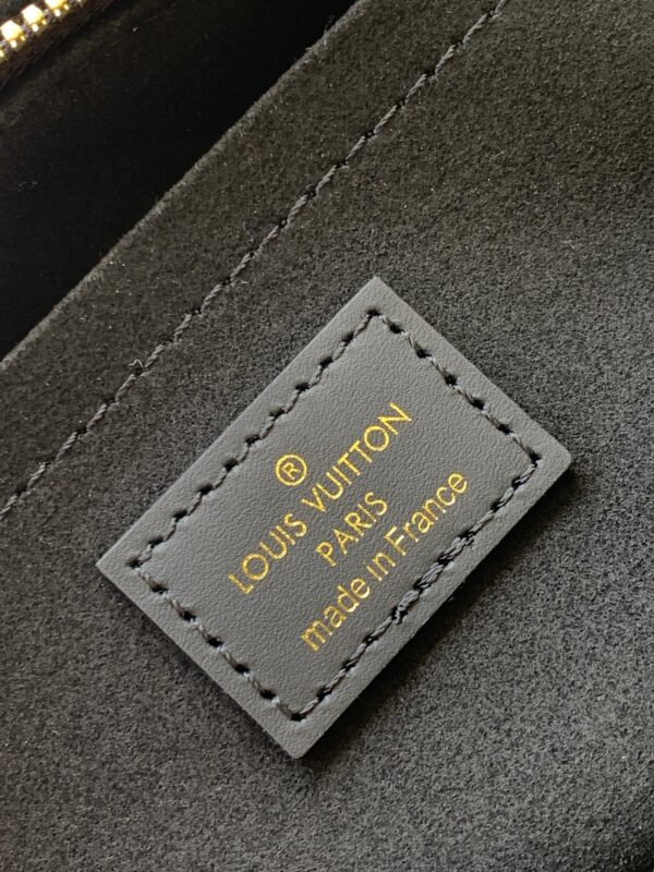 a1718774922231_8068.jpg 【动态变码芯片 顶级原单加强版】M23641灰色丝印/M23698白/M23640黑色本款 OnTheGo 小号手袋为 Monogram 皮革压印 Giant Monogram 图案,彰显柔美修长廓形。紧凑内部空间可有序收纳日常所需,铰接式顶部手柄和可拆卸皮革编织链条肩带实现多种背携选择。25.0 x 13.0 x 10.0 厘米 (长 x 高 x 宽)