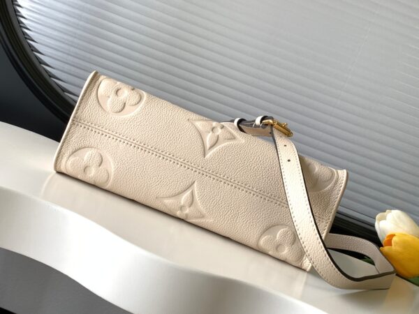 【动态变码芯片 顶级原单加强版】M23641灰色丝印/M23698白/M23640黑色本款 OnTheGo 小号手袋为 Monogram  皮革压印 Giant Monogram 图案，彰显柔美修长廓形。紧凑内部空间可有序收纳日常所需，铰接式顶部手柄和可拆卸皮革编织链条肩带实现多种背携选择。25.0 x 13.0 x 10.0 厘米 (长 x 高 x 宽)