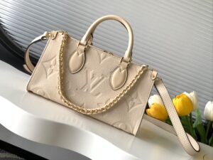 【动态变码芯片 顶级原单加强版】M23641灰色丝印/M23698白/M23640黑色本款 OnTheGo 小号手袋为 Monogram  皮革压印 Giant Monogram 图案，彰显柔美修长廓形。紧凑内部空间可有序收纳日常所需，铰接式顶部手柄和可拆卸皮革编织链条肩带实现多种背携选择。25.0 x 13.0 x 10.0 厘米 (长 x 高 x 宽)