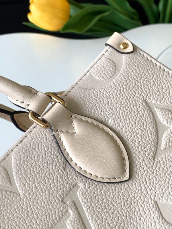 【动态变码芯片 顶级原单加强版】M23641灰色丝印/M23698白/M23640黑色本款 OnTheGo 小号手袋为 Monogram  皮革压印 Giant Monogram 图案，彰显柔美修长廓形。紧凑内部空间可有序收纳日常所需，铰接式顶部手柄和可拆卸皮革编织链条肩带实现多种背携选择。25.0 x 13.0 x 10.0 厘米 (长 x 高 x 宽)