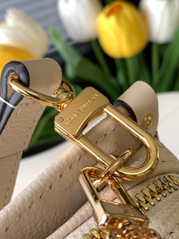 【动态变码芯片 顶级原单加强版】M23641灰色丝印/M23698白/M23640黑色本款 OnTheGo 小号手袋为 Monogram  皮革压印 Giant Monogram 图案，彰显柔美修长廓形。紧凑内部空间可有序收纳日常所需，铰接式顶部手柄和可拆卸皮革编织链条肩带实现多种背携选择。25.0 x 13.0 x 10.0 厘米 (长 x 高 x 宽)