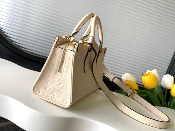 【动态变码芯片 顶级原单加强版】M23641灰色丝印/M23698白/M23640黑色本款 OnTheGo 小号手袋为 Monogram  皮革压印 Giant Monogram 图案，彰显柔美修长廓形。紧凑内部空间可有序收纳日常所需，铰接式顶部手柄和可拆卸皮革编织链条肩带实现多种背携选择。25.0 x 13.0 x 10.0 厘米 (长 x 高 x 宽)