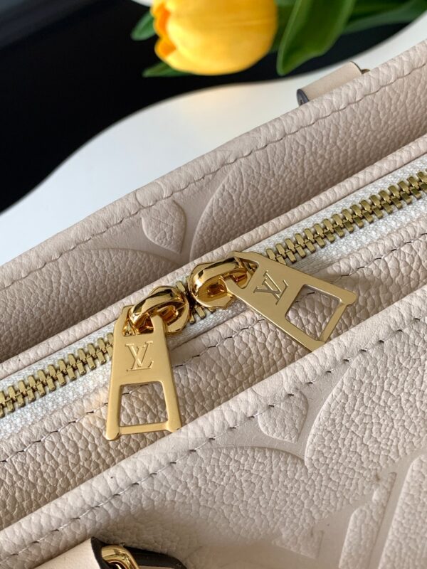 【动态变码芯片 顶级原单加强版】M23641灰色丝印/M23698白/M23640黑色本款 OnTheGo 小号手袋为 Monogram  皮革压印 Giant Monogram 图案，彰显柔美修长廓形。紧凑内部空间可有序收纳日常所需，铰接式顶部手柄和可拆卸皮革编织链条肩带实现多种背携选择。25.0 x 13.0 x 10.0 厘米 (长 x 高 x 宽)