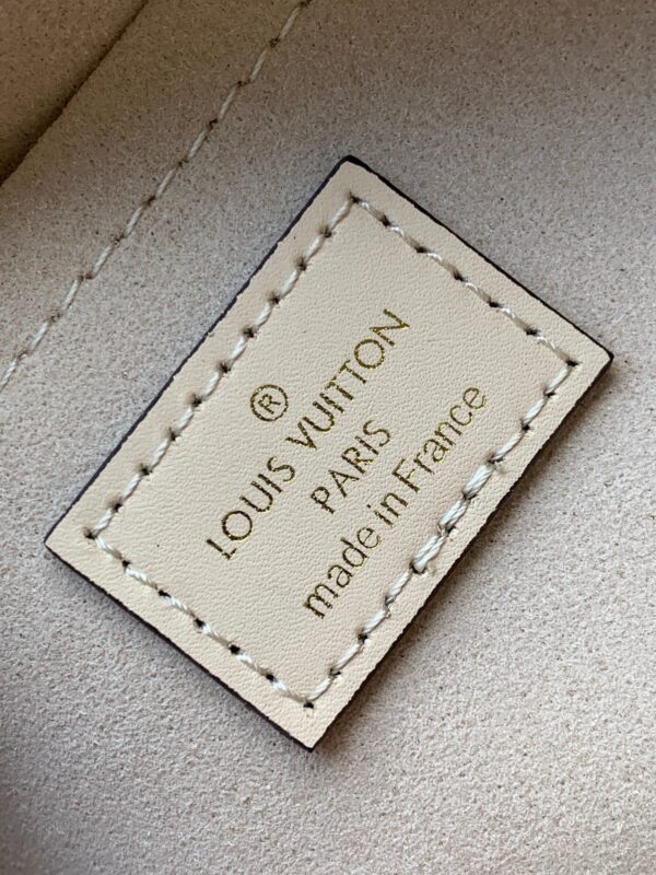 【动态变码芯片 顶级原单加强版】M23641灰色丝印/M23698白/M23640黑色本款 OnTheGo 小号手袋为 Monogram  皮革压印 Giant Monogram 图案，彰显柔美修长廓形。紧凑内部空间可有序收纳日常所需，铰接式顶部手柄和可拆卸皮革编织链条肩带实现多种背携选择。25.0 x 13.0 x 10.0 厘米 (长 x 高 x 宽)