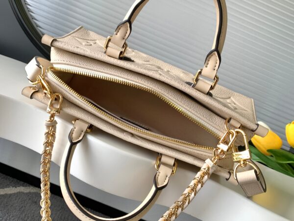 【动态变码芯片 顶级原单加强版】M23641灰色丝印/M23698白/M23640黑色本款 OnTheGo 小号手袋为 Monogram  皮革压印 Giant Monogram 图案，彰显柔美修长廓形。紧凑内部空间可有序收纳日常所需，铰接式顶部手柄和可拆卸皮革编织链条肩带实现多种背携选择。25.0 x 13.0 x 10.0 厘米 (长 x 高 x 宽)