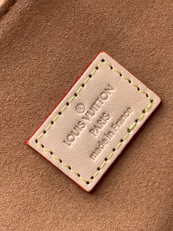 【动态变码芯片 顶级原单加强版】M47149本款 Dauphine Soft 大号手袋以 Monogram 帆布裁出柔软构型，亮相于 2024 春夏秀场。搭配牛皮革饰边，确保舒适手提。Dauphine 手袋经典元素在此悉数呈现，包括矩形锁扣上的 LV Circle 标识、可拆卸链带与肩带。28.0 x 20.0 x 11.0 厘米 (长 x 高 x 宽)