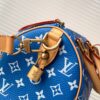 【动态变码芯片 顶级原单加强版】M24424蓝色本款 Speedy P109 Bandoulière 25 Monogram Leather 手袋选用柔软牛皮革，以 Monogram 图案重现帆布印花的考究观感。耀目金属件、羊皮革内衬和铭牌共同印证创意总监 Pharrell Williams 对细节的不懈追求。

25 x 15 x 15 厘米
(长度 x 高 x 宽)
Monogram 图案
柔