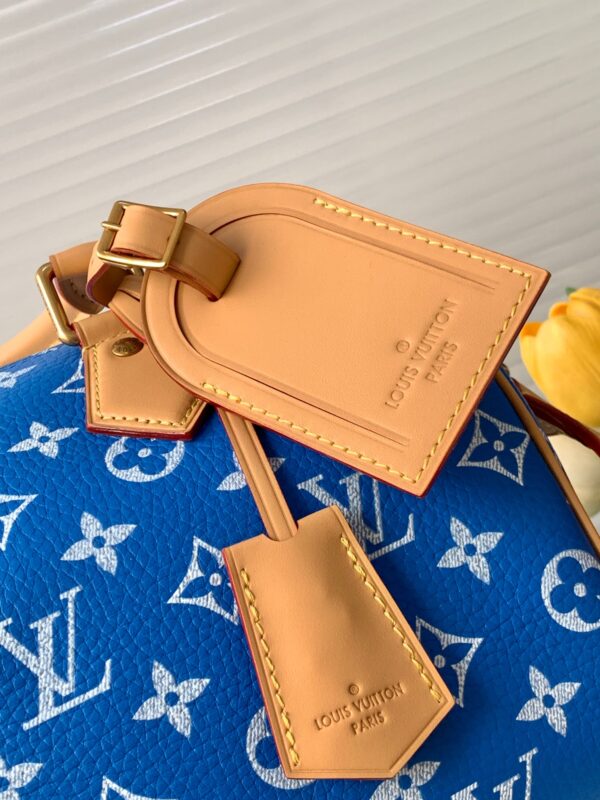 【动态变码芯片 顶级原单加强版】M24424蓝色本款 Speedy P109 Bandoulière 25 Monogram Leather 手袋选用柔软牛皮革，以 Monogram 图案重现帆布印花的考究观感。耀目金属件、羊皮革内衬和铭牌共同印证创意总监 Pharrell Williams 对细节的不懈追求。

25 x 15 x 15 厘米
(长度 x 高 x 宽)
Monogram 图案
柔