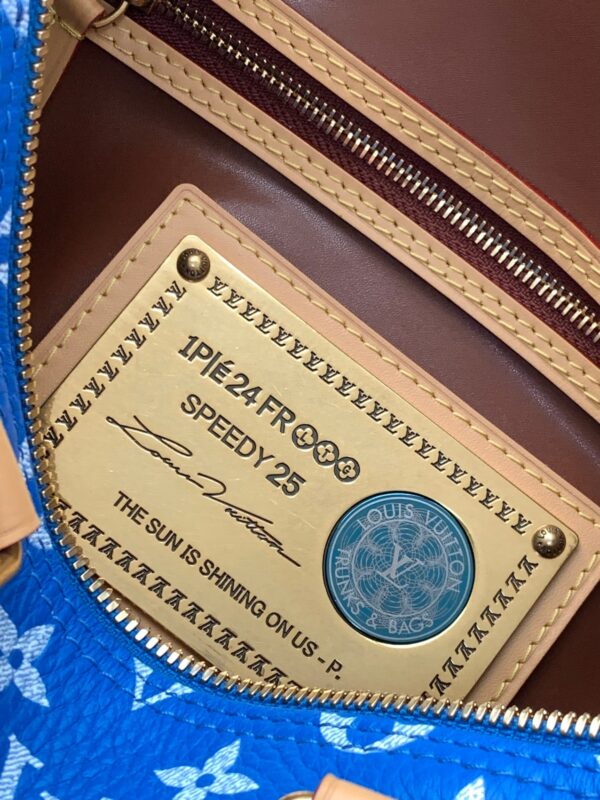 【动态变码芯片 顶级原单加强版】M24424蓝色本款 Speedy P109 Bandoulière 25 Monogram Leather 手袋选用柔软牛皮革，以 Monogram 图案重现帆布印花的考究观感。耀目金属件、羊皮革内衬和铭牌共同印证创意总监 Pharrell Williams 对细节的不懈追求。

25 x 15 x 15 厘米
(长度 x 高 x 宽)
Monogram 图案
柔