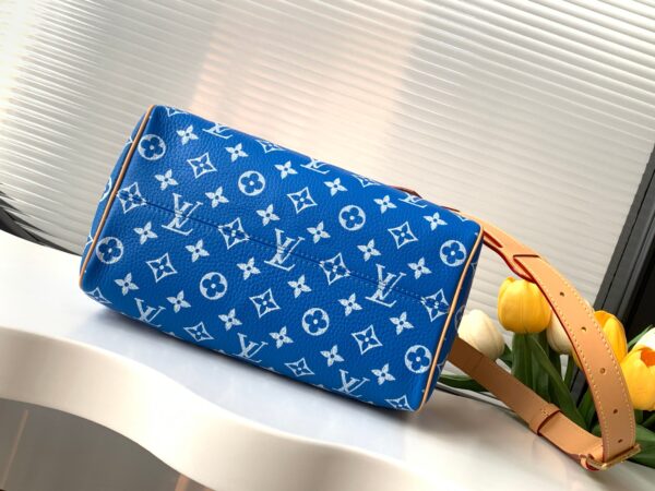 【动态变码芯片 顶级原单加强版】M24424蓝色本款 Speedy P109 Bandoulière 25 Monogram Leather 手袋选用柔软牛皮革，以 Monogram 图案重现帆布印花的考究观感。耀目金属件、羊皮革内衬和铭牌共同印证创意总监 Pharrell Williams 对细节的不懈追求。

25 x 15 x 15 厘米
(长度 x 高 x 宽)
Monogram 图案
柔