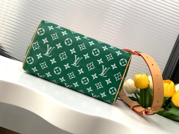 【动态变码芯片 顶级原单加强版】M24423绿色本款 Speedy P109 Bandoulière 25 Monogram Leather 手袋选用柔软牛皮革，以 Monogram 图案重现帆布印花的考究观感。耀目金属件、羊皮革内衬和铭牌共同印证创意总监 Pharrell Williams 对细节的不懈追求。

25 x 15 x 15 厘米
(长度 x 高 x 宽)
Monogram 图案
柔