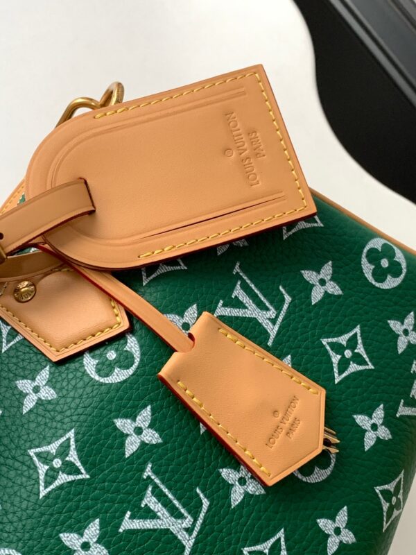 【动态变码芯片 顶级原单加强版】M24423绿色本款 Speedy P109 Bandoulière 25 Monogram Leather 手袋选用柔软牛皮革，以 Monogram 图案重现帆布印花的考究观感。耀目金属件、羊皮革内衬和铭牌共同印证创意总监 Pharrell Williams 对细节的不懈追求。

25 x 15 x 15 厘米
(长度 x 高 x 宽)
Monogram 图案
柔