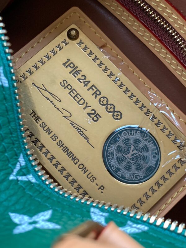 【动态变码芯片 顶级原单加强版】M24423绿色本款 Speedy P109 Bandoulière 25 Monogram Leather 手袋选用柔软牛皮革，以 Monogram 图案重现帆布印花的考究观感。耀目金属件、羊皮革内衬和铭牌共同印证创意总监 Pharrell Williams 对细节的不懈追求。

25 x 15 x 15 厘米
(长度 x 高 x 宽)
Monogram 图案
柔