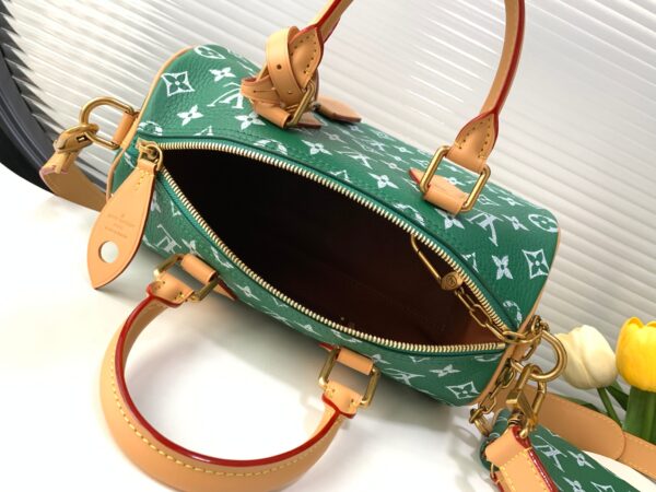 【动态变码芯片 顶级原单加强版】M24423绿色本款 Speedy P109 Bandoulière 25 Monogram Leather 手袋选用柔软牛皮革，以 Monogram 图案重现帆布印花的考究观感。耀目金属件、羊皮革内衬和铭牌共同印证创意总监 Pharrell Williams 对细节的不懈追求。

25 x 15 x 15 厘米
(长度 x 高 x 宽)
Monogram 图案
柔