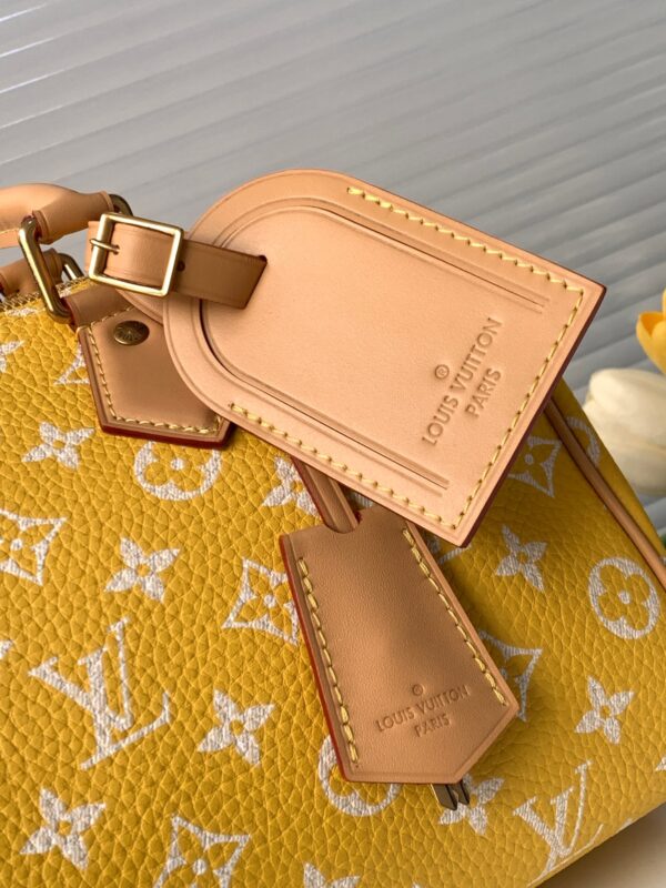 a1722900371082_5546.jpg 【动态变码芯片 顶级原单加强版】M24426黄色本款 Speedy P109 Bandoulière 25 Monogram Leather 手袋选用柔软牛皮革,以 Monogram 图案重现帆布印花的考究观感。耀目金属件、羊皮革内衬和铭牌共同印证创意总监 Pharrell Williams 对细节的不懈追求。
25 x 15 x 15 厘米
(长度 x 高 x 宽)
Monogram 图案
柔