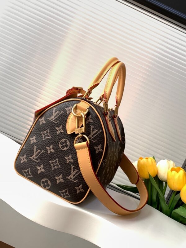 【动态变码芯片 顶级原单加强版】M24443老花本款 Speedy P109 Bandoulière 25 Monogram Leather 手袋选用柔软牛皮革，以 Monogram 图案重现帆布印花的考究观感。耀目金属件、羊皮革内衬和铭牌共同印证创意总监 Pharrell Williams 对细节的不懈追求。

25 x 15 x 15 厘米
(长度 x 高 x 宽)
Monogram 图案
柔