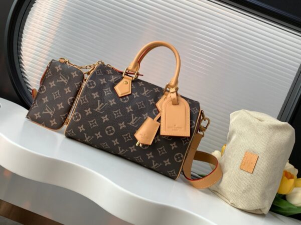 【动态变码芯片 顶级原单加强版】M24443老花本款 Speedy P109 Bandoulière 25 Monogram Leather 手袋选用柔软牛皮革，以 Monogram 图案重现帆布印花的考究观感。耀目金属件、羊皮革内衬和铭牌共同印证创意总监 Pharrell Williams 对细节的不懈追求。

25 x 15 x 15 厘米
(长度 x 高 x 宽)
Monogram 图案
柔
