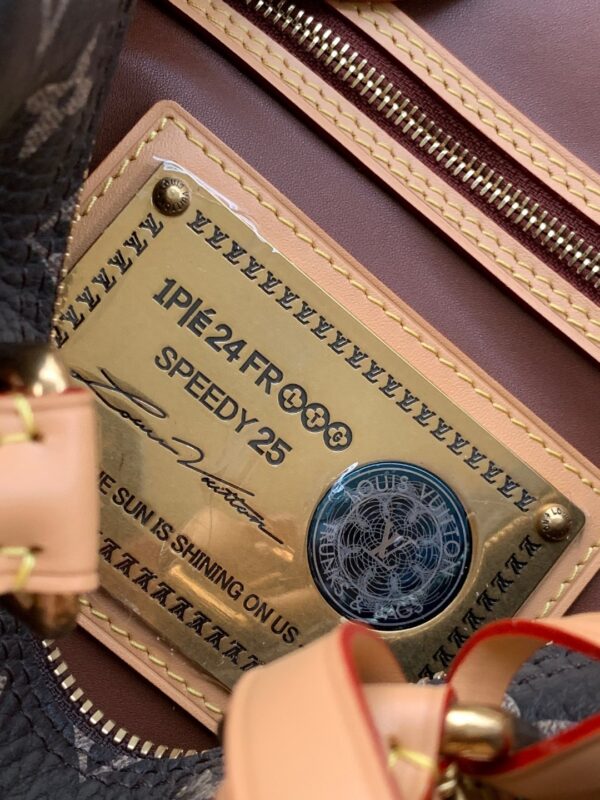 【动态变码芯片 顶级原单加强版】M24443老花本款 Speedy P109 Bandoulière 25 Monogram Leather 手袋选用柔软牛皮革，以 Monogram 图案重现帆布印花的考究观感。耀目金属件、羊皮革内衬和铭牌共同印证创意总监 Pharrell Williams 对细节的不懈追求。

25 x 15 x 15 厘米
(长度 x 高 x 宽)
Monogram 图案
柔