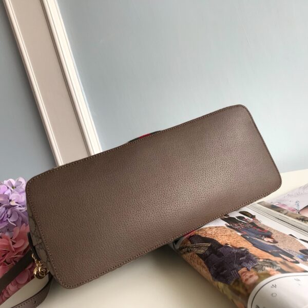 gucci古奇顶级原单品质👜524533Ophidia家族迎来了新的成员中号手提包方正的造型让人联想到复古的设计GG Supreme高级人造帆布材质点缀红绿织带等品牌最富特色的经典元素体现出对品牌马术本源的致敬Ophidia 织带装饰贝壳包尺寸：34/27.5/15cm