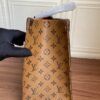 小号M45039  咖啡配土黄ONTHEGO 手 工作、购物或周末出游，拎起 Onthego 手袋即刻出发。超大号 Monogram 印花对比迷你 Monogram 饰边，搭配充裕内里设计，前卫摩登之感不言而喻。袋尺寸： 35.28.15cm (长 x 高 x 宽)