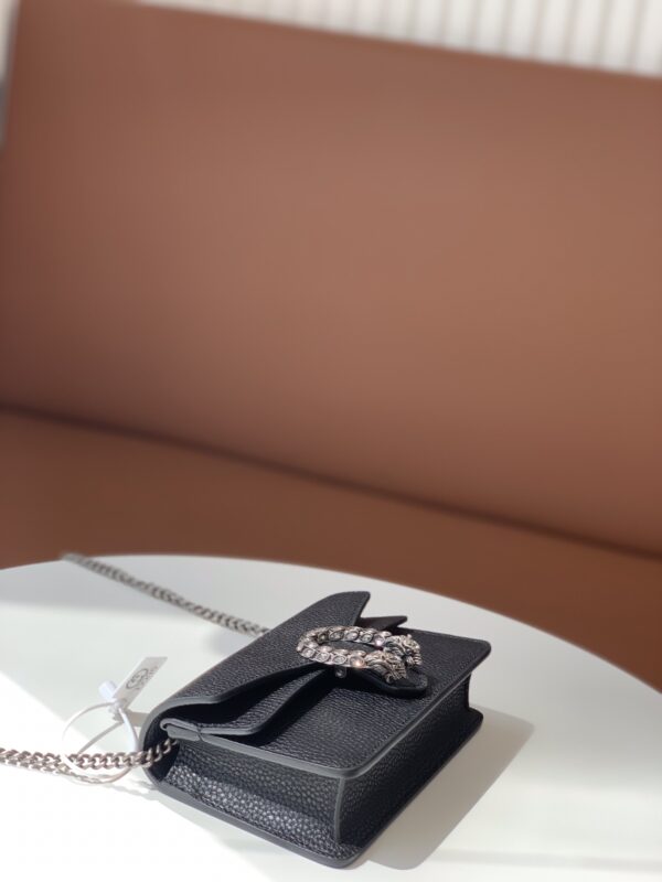 迷你原版牛皮现货款号：476432】迷你酒神 颇具结构感的皮革链条超迷你手袋，配有钥匙扣，可以用于将此袋绑缚在另外更大的手袋上正品开模，实物拍照，做工精细。尺寸：16.5*9*5