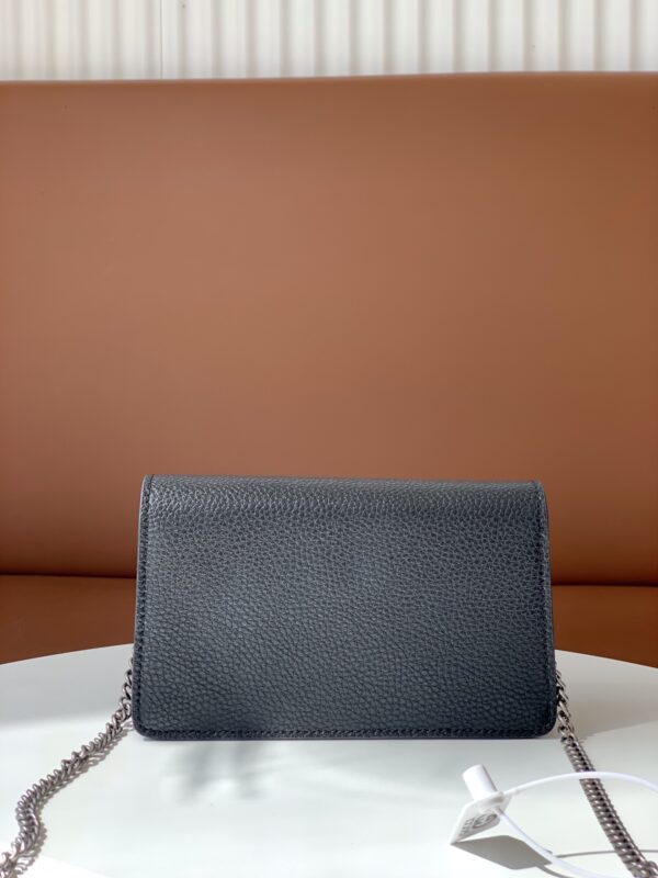 迷你原版牛皮现货款号：476432】迷你酒神 颇具结构感的皮革链条超迷你手袋，配有钥匙扣，可以用于将此袋绑缚在另外更大的手袋上正品开模，实物拍照，做工精细。尺寸：16.5*9*5