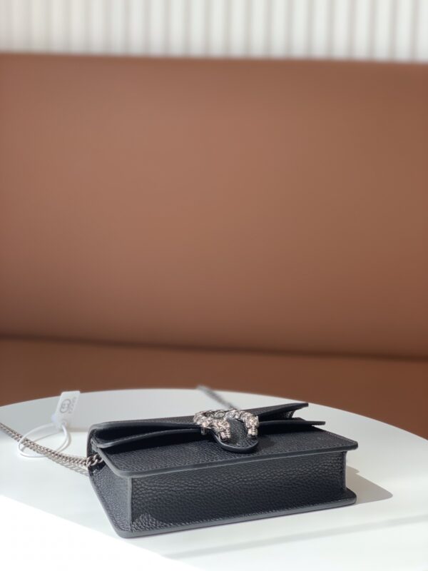 迷你原版牛皮现货款号：476432】迷你酒神 颇具结构感的皮革链条超迷你手袋，配有钥匙扣，可以用于将此袋绑缚在另外更大的手袋上正品开模，实物拍照，做工精细。尺寸：16.5*9*5