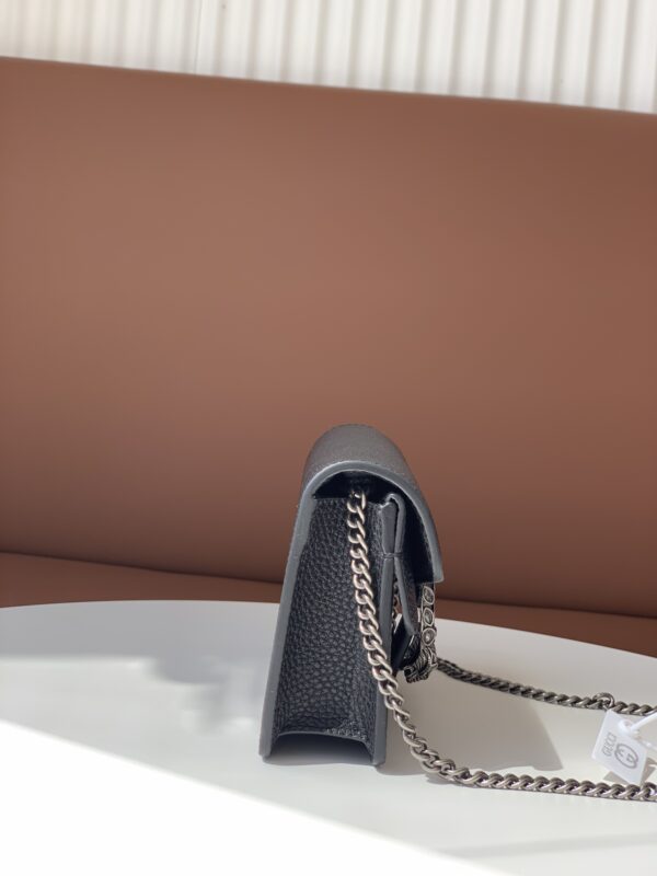 迷你原版牛皮现货款号：476432】迷你酒神 颇具结构感的皮革链条超迷你手袋，配有钥匙扣，可以用于将此袋绑缚在另外更大的手袋上正品开模，实物拍照，做工精细。尺寸：16.5*9*5