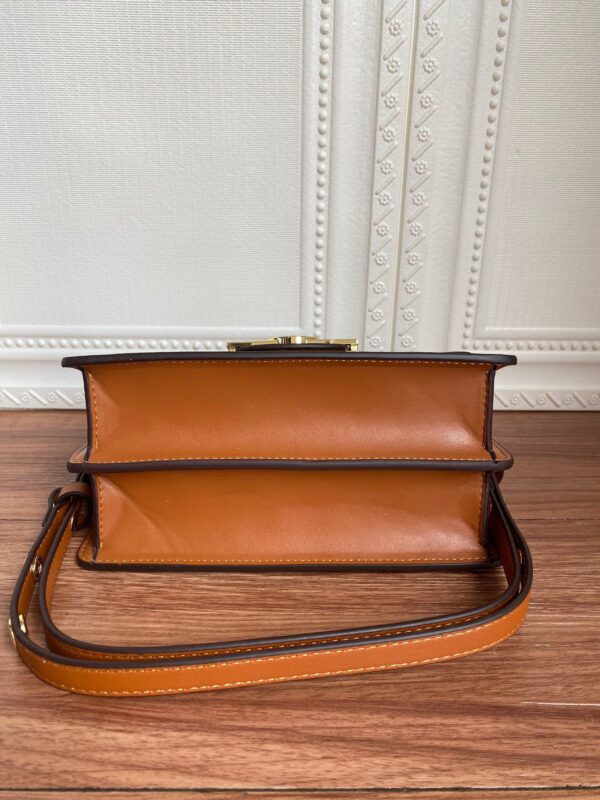 i1600001761_2092_2.jpg M43391黄 M43392花DAUPHINE 手袋 💄路易威登经典Dauphine 邮差包系列新作:来自2019早春系列,出自女装艺术总监Nicolas Ghesquière之手的改良版设计。将Monogram帆布与Monogram Reverse帆布相结合,配有链式肩带与磁性锁扣,以摩登风格展现品牌传统,尽显路易威登时尚禀赋。Monogram帆布爱好者的理想之选。详细特征 - 2