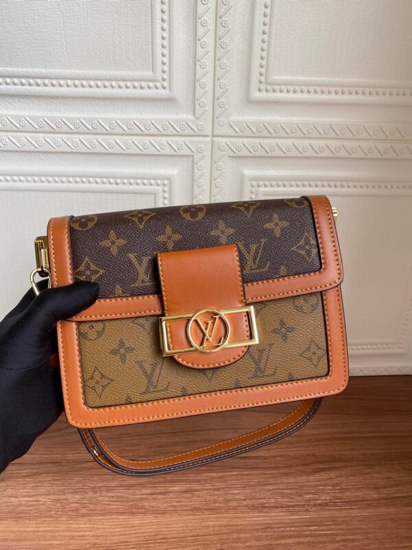 i1600001761_5807_8.jpg M43391黄 M43392花DAUPHINE 手袋 💄路易威登经典Dauphine 邮差包系列新作:来自2019早春系列,出自女装艺术总监Nicolas Ghesquière之手的改良版设计。将Monogram帆布与Monogram Reverse帆布相结合,配有链式肩带与磁性锁扣,以摩登风格展现品牌传统,尽显路易威登时尚禀赋。Monogram帆布爱好者的理想之选。详细特征 - 2