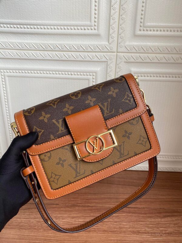 i1600001761_5966_1.jpg M43391黄 M43392花DAUPHINE 手袋 💄路易威登经典Dauphine 邮差包系列新作:来自2019早春系列,出自女装艺术总监Nicolas Ghesquière之手的改良版设计。将Monogram帆布与Monogram Reverse帆布相结合,配有链式肩带与磁性锁扣,以摩登风格展现品牌传统,尽显路易威登时尚禀赋。Monogram帆布爱好者的理想之选。详细特征 - 2