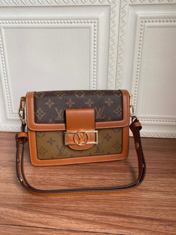 i1600001761_6399_0.jpg M43391黄 M43392花DAUPHINE 手袋 💄路易威登经典Dauphine 邮差包系列新作:来自2019早春系列,出自女装艺术总监Nicolas Ghesquière之手的改良版设计。将Monogram帆布与Monogram Reverse帆布相结合,配有链式肩带与磁性锁扣,以摩登风格展现品牌传统,尽显路易威登时尚禀赋。Monogram帆布爱好者的理想之选。详细特征 - 2