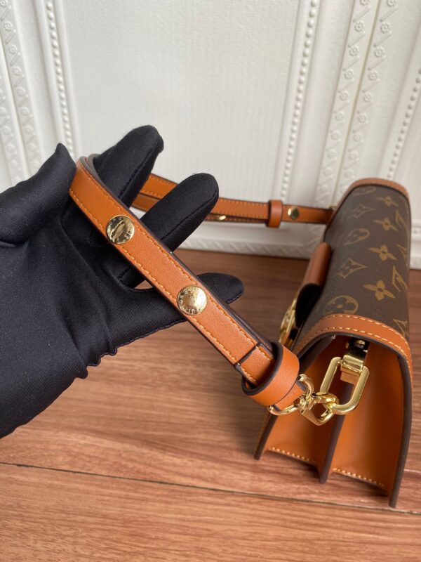 i1600001761_8045_5.jpg M43391黄 M43392花DAUPHINE 手袋 💄路易威登经典Dauphine 邮差包系列新作:来自2019早春系列,出自女装艺术总监Nicolas Ghesquière之手的改良版设计。将Monogram帆布与Monogram Reverse帆布相结合,配有链式肩带与磁性锁扣,以摩登风格展现品牌传统,尽显路易威登时尚禀赋。Monogram帆布爱好者的理想之选。详细特征 - 2