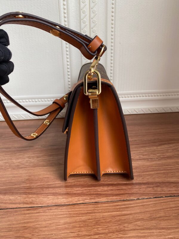 i1600001761_8697_3.jpg M43391黄 M43392花DAUPHINE 手袋 💄路易威登经典Dauphine 邮差包系列新作:来自2019早春系列,出自女装艺术总监Nicolas Ghesquière之手的改良版设计。将Monogram帆布与Monogram Reverse帆布相结合,配有链式肩带与磁性锁扣,以摩登风格展现品牌传统,尽显路易威登时尚禀赋。Monogram帆布爱好者的理想之选。详细特征 - 2