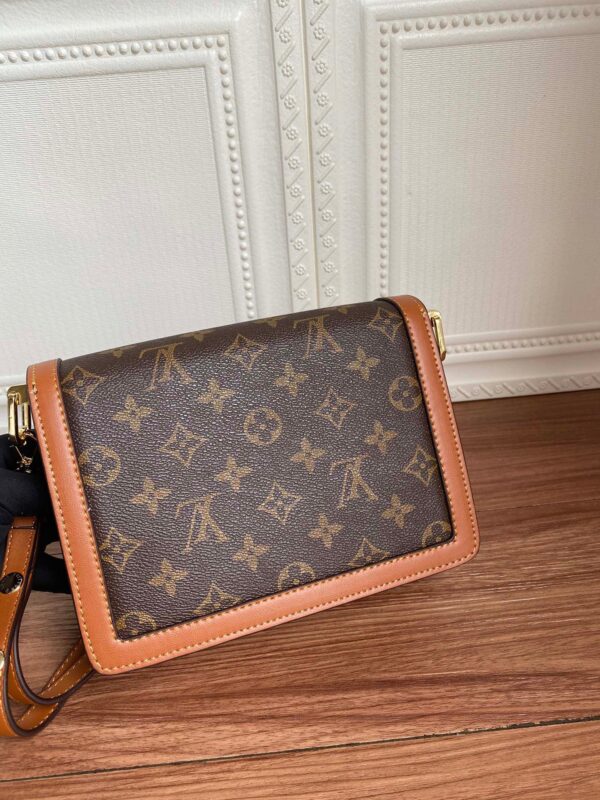 i1600001761_98_4.jpg M43391黄 M43392花DAUPHINE 手袋 💄路易威登经典Dauphine 邮差包系列新作:来自2019早春系列,出自女装艺术总监Nicolas Ghesquière之手的改良版设计。将Monogram帆布与Monogram Reverse帆布相结合,配有链式肩带与磁性锁扣,以摩登风格展现品牌传统,尽显路易威登时尚禀赋。Monogram帆布爱好者的理想之选。详细特征 - 2