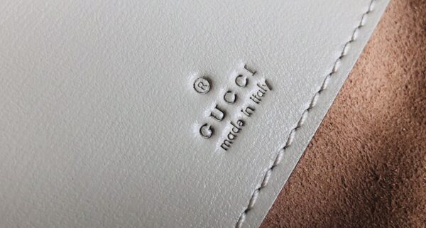 637091！尺寸：19x13x3cm！jackie 1961 迷你，配有一根额外的可拆卸肩带。第二根肩带可通过搭扣固定在手袋上，包带可以根据搭配习惯来调节。超可爱的颜值且复古仲透露出时髦气息~太有质感了💕怎么搭都好看！