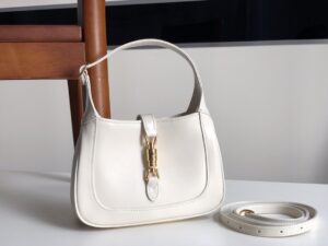 637091！尺寸：19x13x3cm！jackie 1961 迷你，配有一根额外的可拆卸肩带。第二根肩带可通过搭扣固定在手袋上，包带可以根据搭配习惯来调节。超可爱的颜值且复古仲透露出时髦气息~太有质感了💕怎么搭都好看！