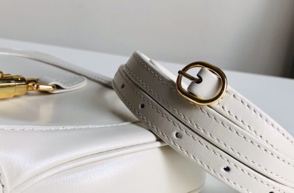 637091！尺寸：19x13x3cm！jackie 1961 迷你，配有一根额外的可拆卸肩带。第二根肩带可通过搭扣固定在手袋上，包带可以根据搭配习惯来调节。超可爱的颜值且复古仲透露出时髦气息~太有质感了💕怎么搭都好看！