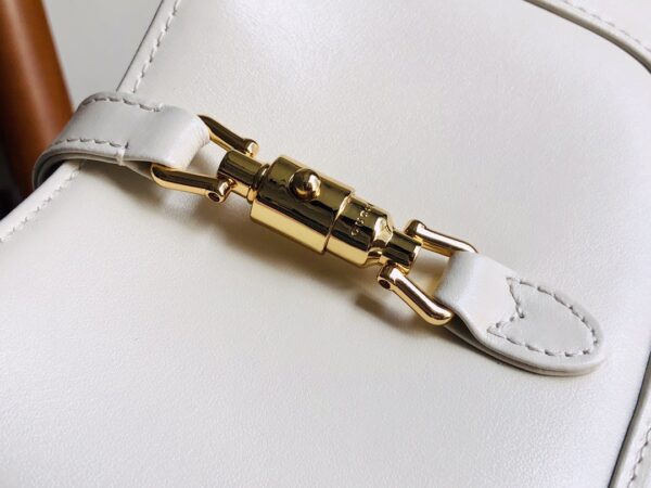 637091！尺寸：19x13x3cm！jackie 1961 迷你，配有一根额外的可拆卸肩带。第二根肩带可通过搭扣固定在手袋上，包带可以根据搭配习惯来调节。超可爱的颜值且复古仲透露出时髦气息~太有质感了💕怎么搭都好看！