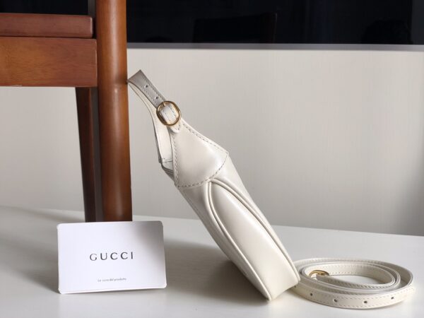 637091！尺寸：19x13x3cm！jackie 1961 迷你，配有一根额外的可拆卸肩带。第二根肩带可通过搭扣固定在手袋上，包带可以根据搭配习惯来调节。超可爱的颜值且复古仲透露出时髦气息~太有质感了💕怎么搭都好看！