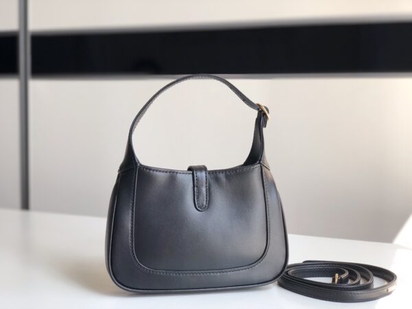 尺寸：19x13x3cm！jackie 196301 迷你，配有一根额外的可拆卸肩带。第二根肩带可通过搭扣固定在手袋上，包带可以根据搭配习惯来调节。超可爱的颜值且复古仲透露出时髦气息~太有质感了💕怎么搭都好看