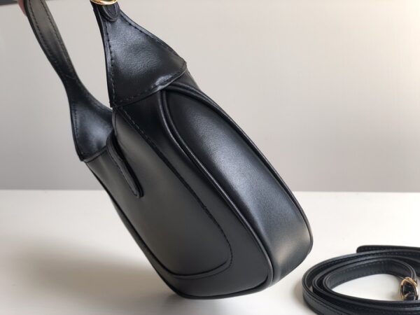 尺寸：19x13x3cm！jackie 196301 迷你，配有一根额外的可拆卸肩带。第二根肩带可通过搭扣固定在手袋上，包带可以根据搭配习惯来调节。超可爱的颜值且复古仲透露出时髦气息~太有质感了💕怎么搭都好看