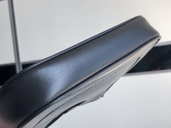 尺寸：19x13x3cm！jackie 196301 迷你，配有一根额外的可拆卸肩带。第二根肩带可通过搭扣固定在手袋上，包带可以根据搭配习惯来调节。超可爱的颜值且复古仲透露出时髦气息~太有质感了💕怎么搭都好看