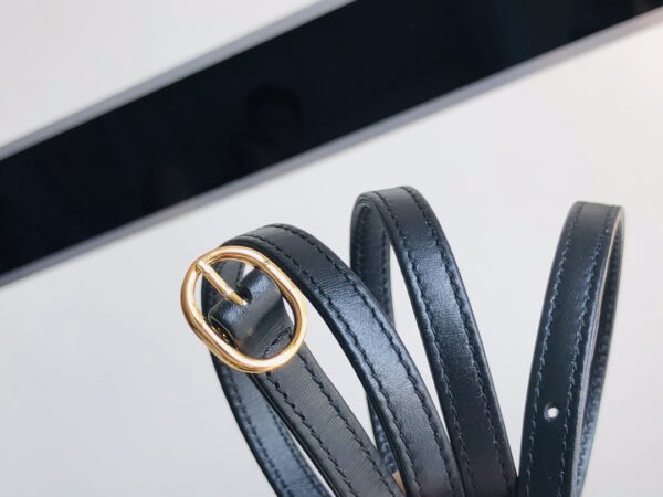 尺寸：19x13x3cm！jackie 196301 迷你，配有一根额外的可拆卸肩带。第二根肩带可通过搭扣固定在手袋上，包带可以根据搭配习惯来调节。超可爱的颜值且复古仲透露出时髦气息~太有质感了💕怎么搭都好看